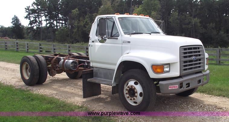 image for item 5863 1996 Ford F700 semi truck
