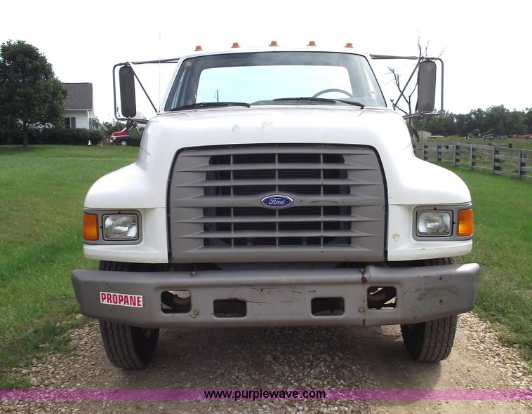 image for item 5863 1996 Ford F700 semi truck