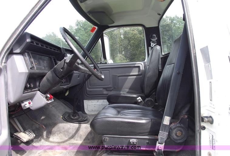 image for item 5863 1996 Ford F700 semi truck