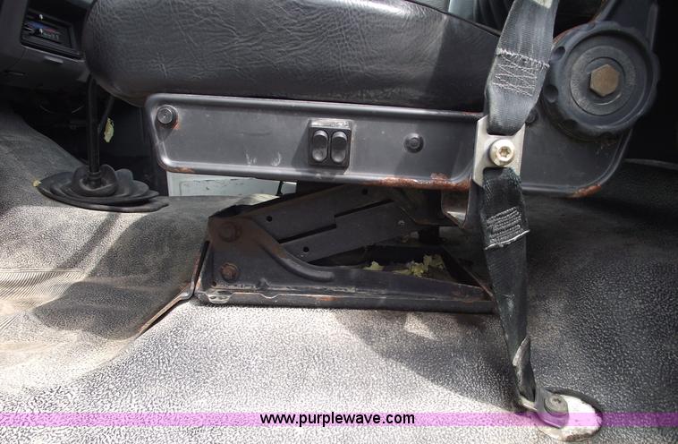 image for item 5863 1996 Ford F700 semi truck