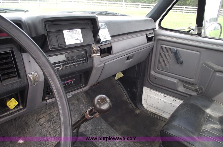 image for item 5863 1996 Ford F700 semi truck