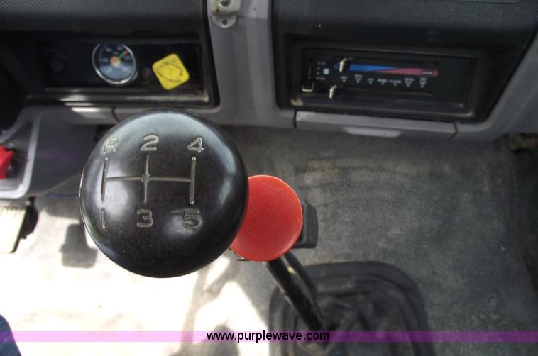 image for item 5863 1996 Ford F700 semi truck