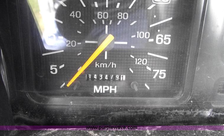 image for item 5863 1996 Ford F700 semi truck