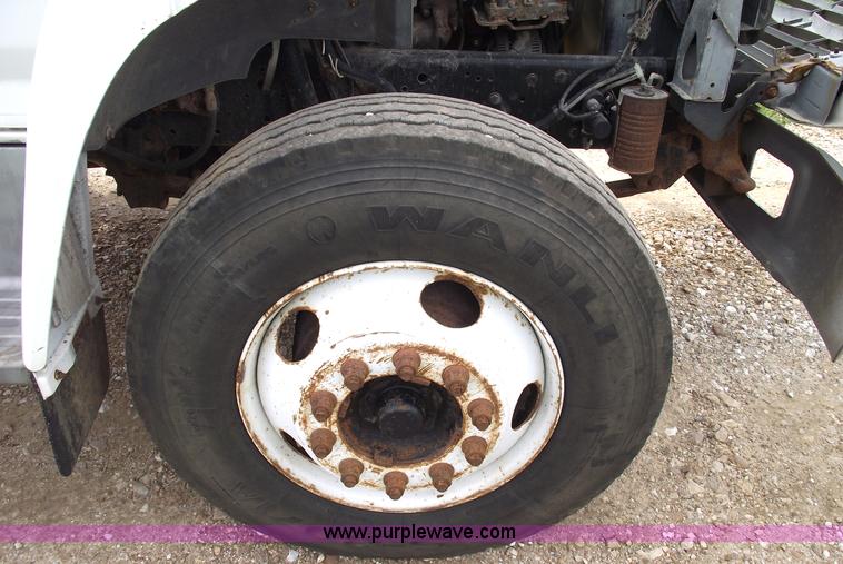 image for item 5863 1996 Ford F700 semi truck