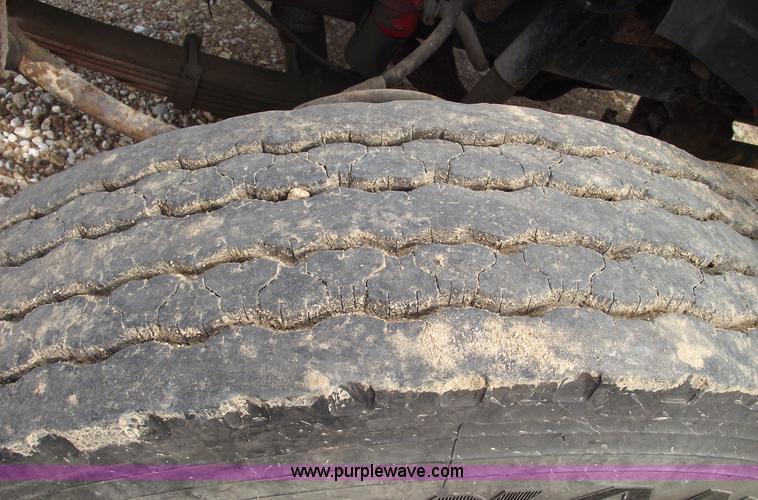 image for item 5863 1996 Ford F700 semi truck