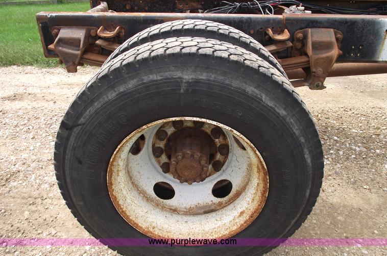 image for item 5863 1996 Ford F700 semi truck