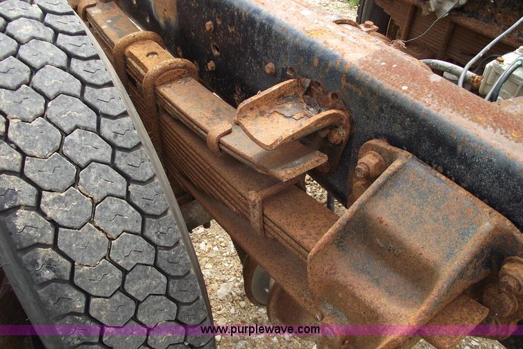 image for item 5863 1996 Ford F700 semi truck