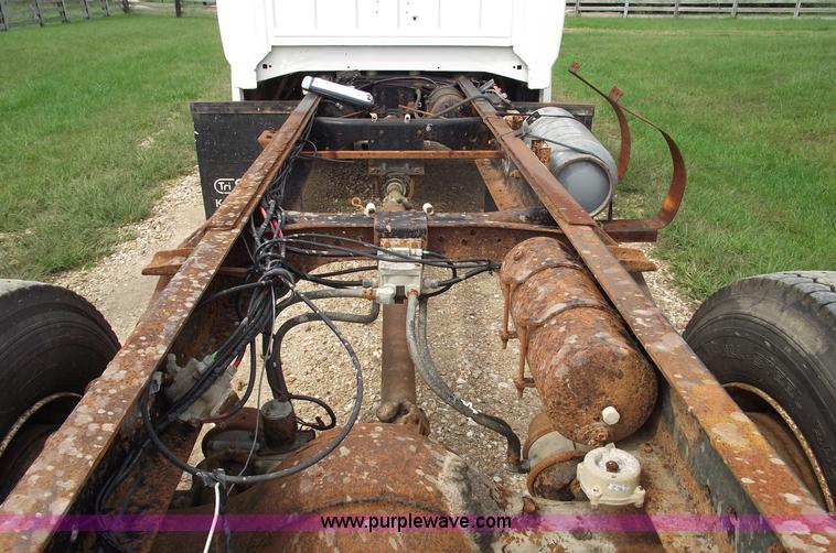 image for item 5863 1996 Ford F700 semi truck