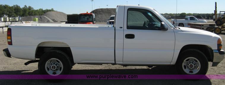 image for item 8002 2000 GMC Sierra C2500 SL pickup truck