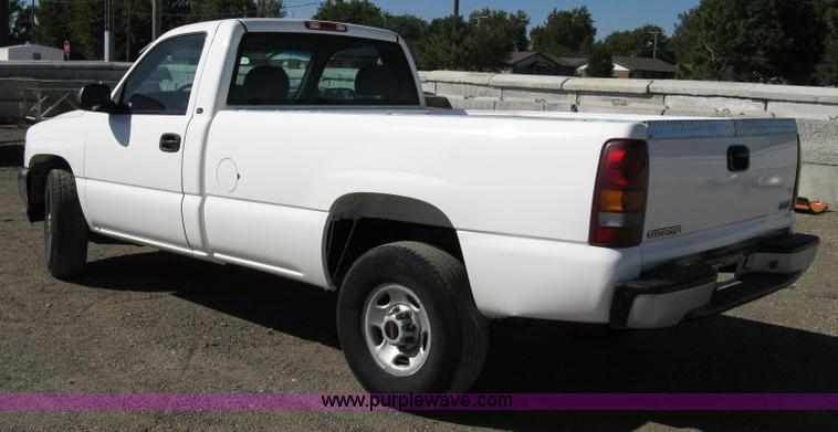 image for item 8002 2000 GMC Sierra C2500 SL pickup truck
