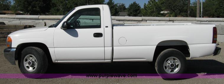 image for item 8002 2000 GMC Sierra C2500 SL pickup truck
