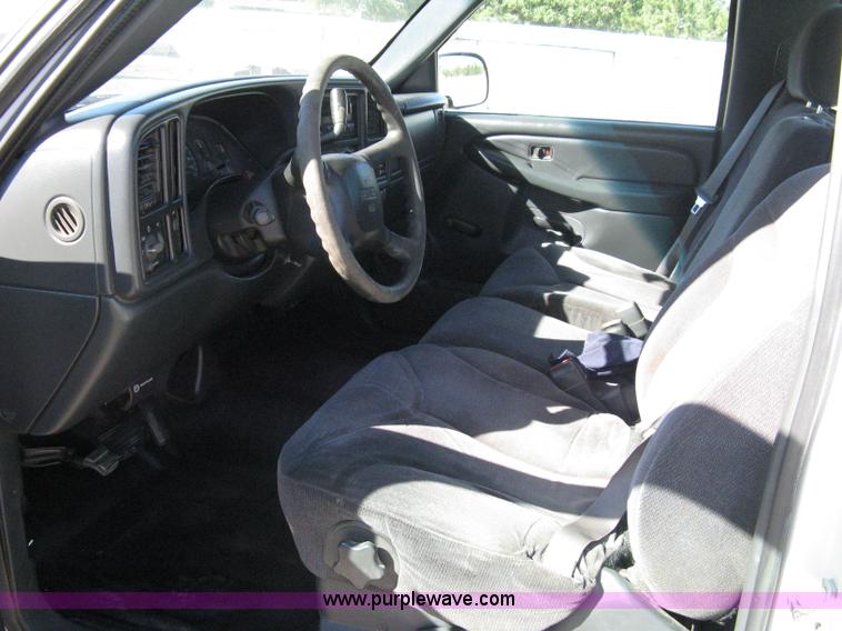 image for item 8002 2000 GMC Sierra C2500 SL pickup truck