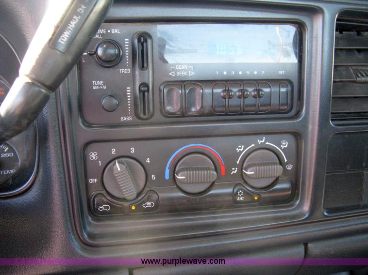 image for item 8002 2000 GMC Sierra C2500 SL pickup truck