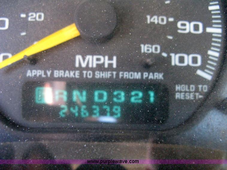 image for item 8002 2000 GMC Sierra C2500 SL pickup truck