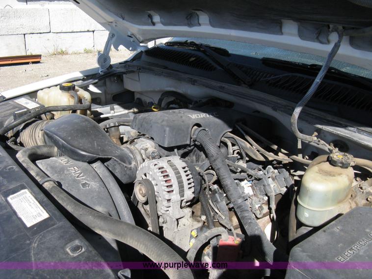 image for item 8002 2000 GMC Sierra C2500 SL pickup truck