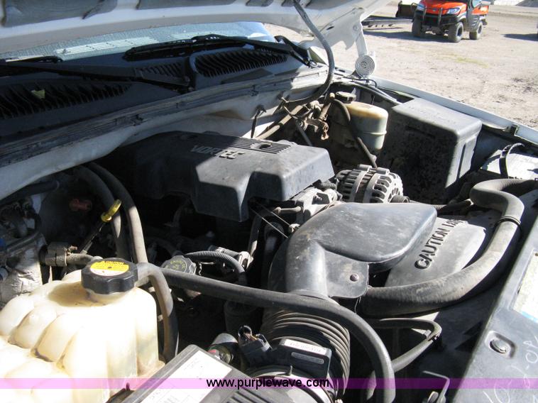 image for item 8002 2000 GMC Sierra C2500 SL pickup truck