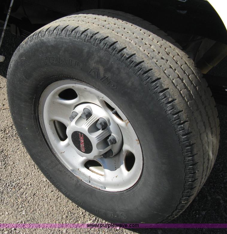 image for item 8002 2000 GMC Sierra C2500 SL pickup truck