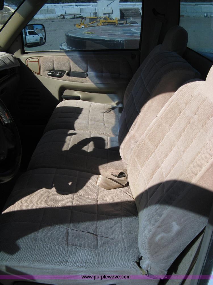 image for item 8025 1995 Dodge Ram 1500 pickup truck