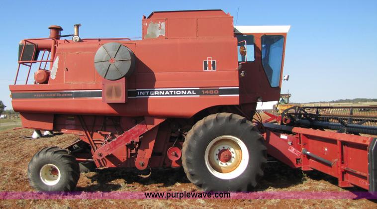 image for item 3455 1984 International 1480 combine