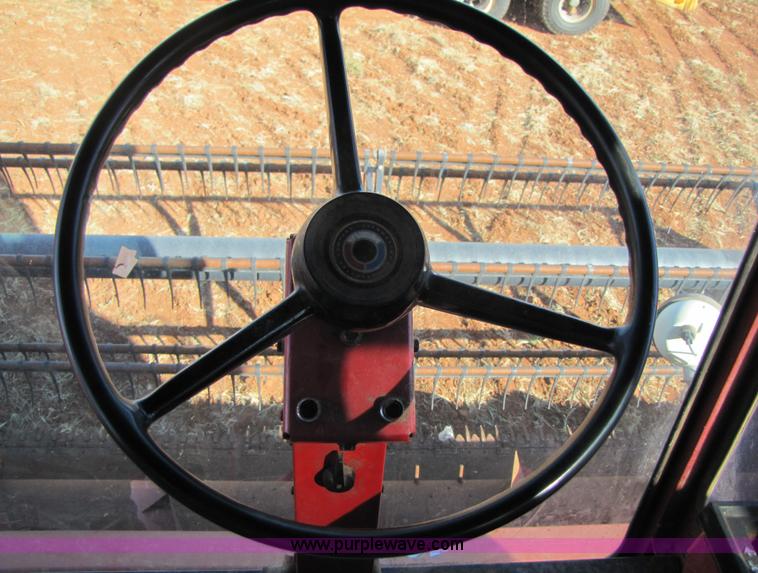 image for item 3455 1984 International 1480 combine