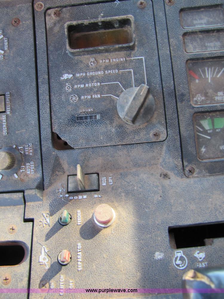 image for item 3455 1984 International 1480 combine