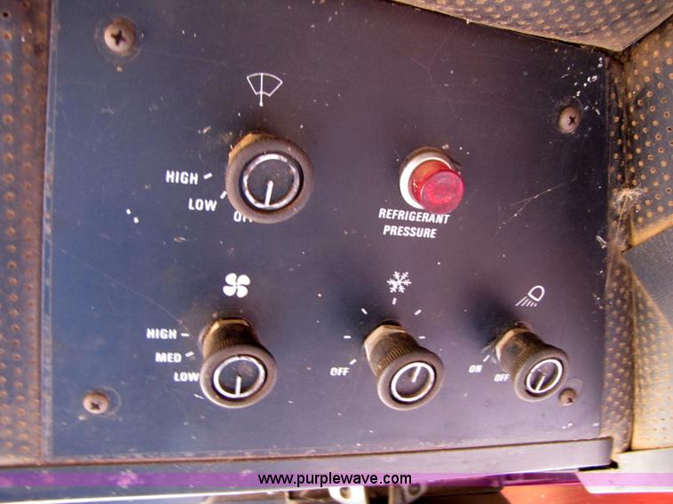 image for item 3455 1984 International 1480 combine