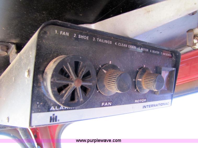 image for item 3455 1984 International 1480 combine