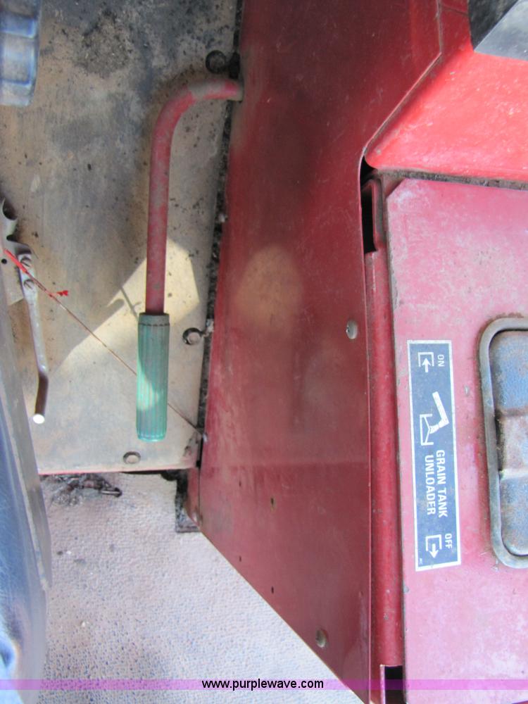 image for item 3455 1984 International 1480 combine