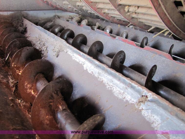 image for item 3455 1984 International 1480 combine