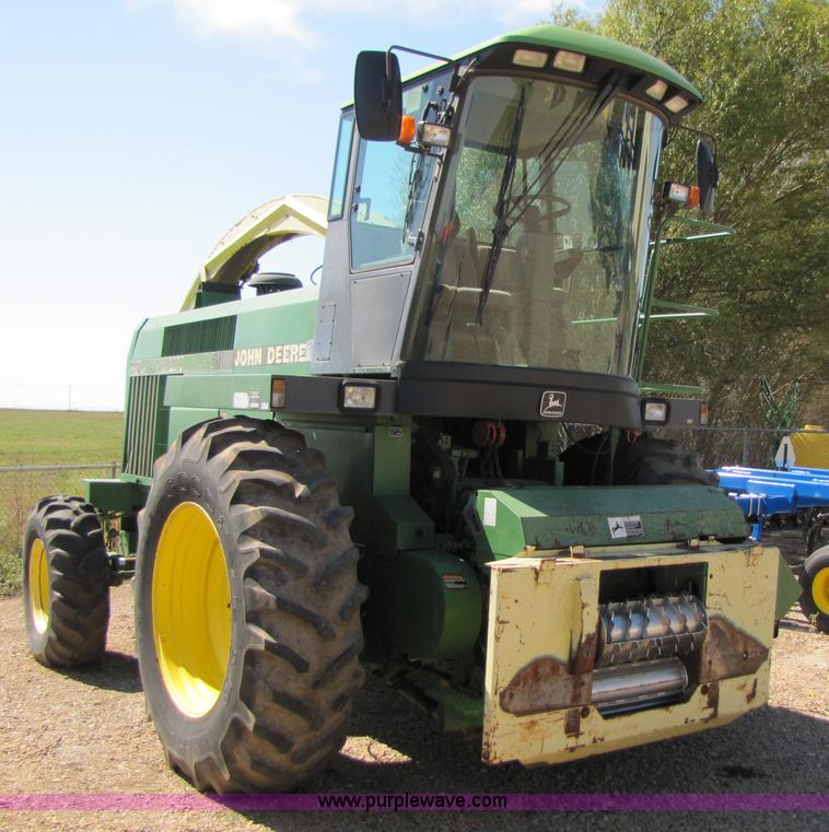 image for item 3458 1997 John Deere 6910 forage harvester