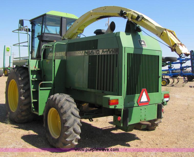 image for item 3458 1997 John Deere 6910 forage harvester