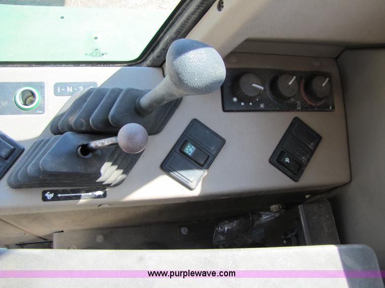 image for item 3458 1997 John Deere 6910 forage harvester