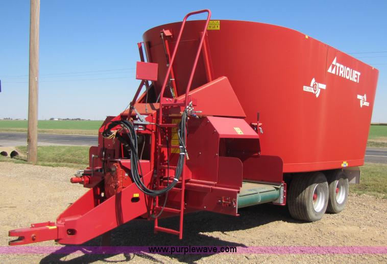 image for item 3460 2006 Trioliet 2-2400L Solomix vertical mixer