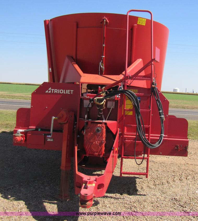 image for item 3460 2006 Trioliet 2-2400L Solomix vertical mixer