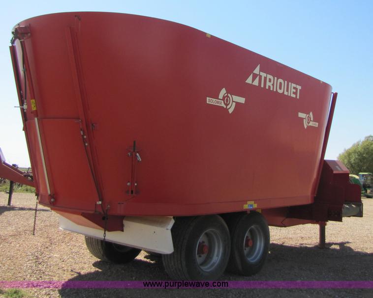image for item 3460 2006 Trioliet 2-2400L Solomix vertical mixer