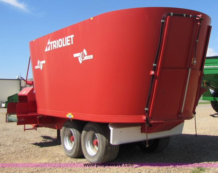 image for item 3460 2006 Trioliet 2-2400L Solomix vertical mixer