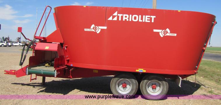 image for item 3460 2006 Trioliet 2-2400L Solomix vertical mixer