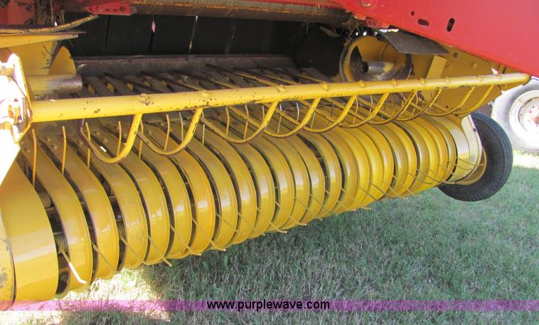 image for item 6612 New Holland 654 round baler