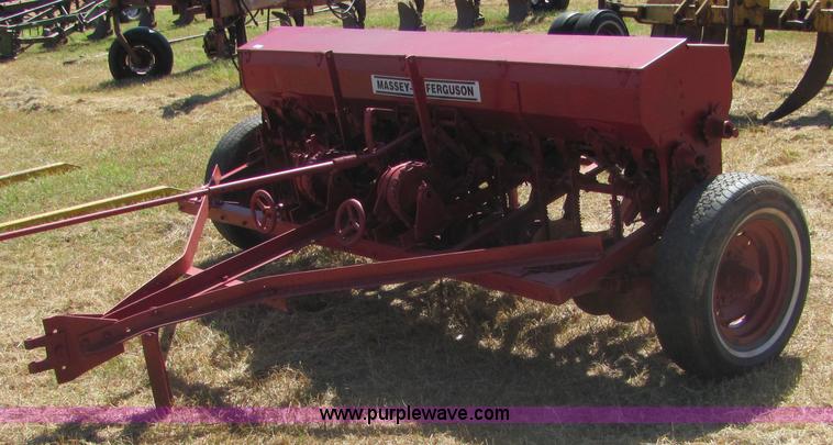 image for item 6631 Massey Ferguson 7' drill