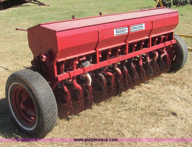 image for item 6631 Massey Ferguson 7' drill