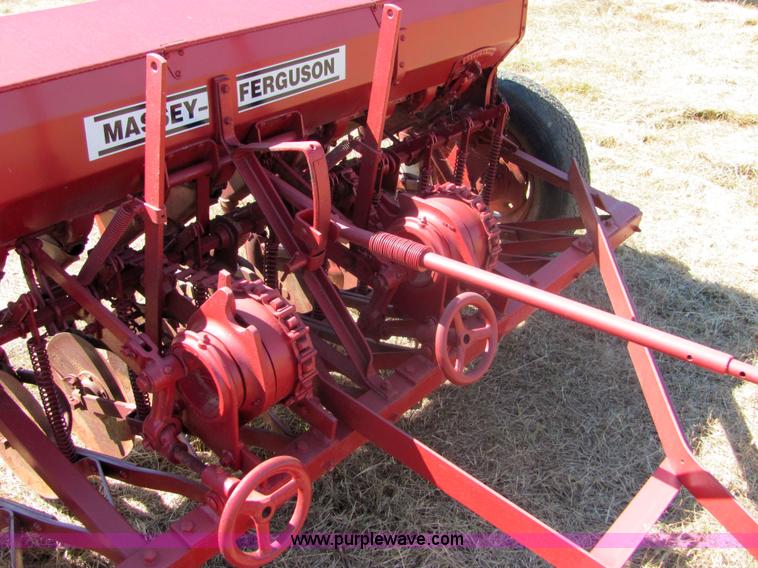 image for item 6631 Massey Ferguson 7' drill