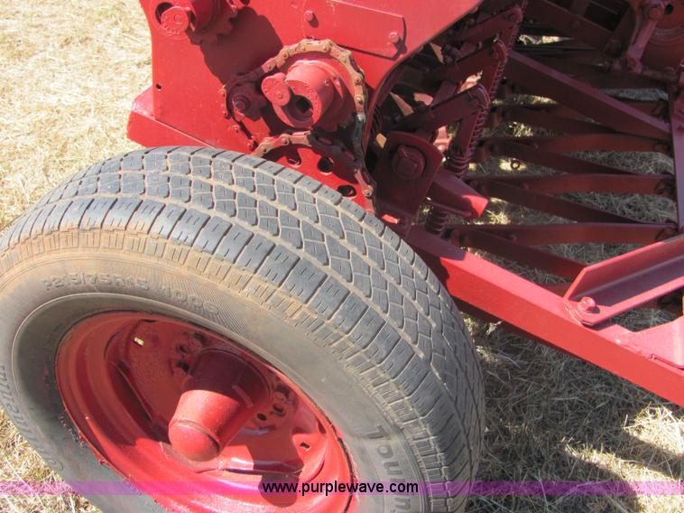 image for item 6631 Massey Ferguson 7' drill