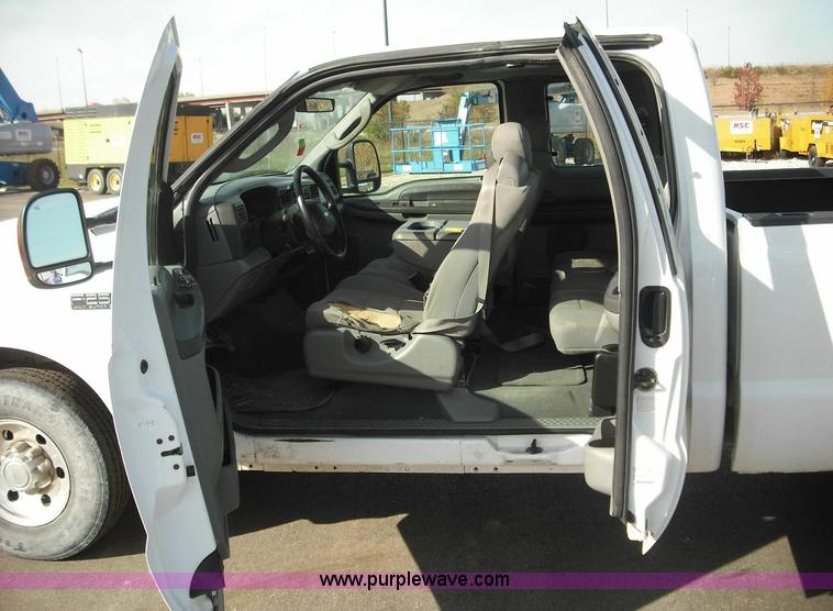 image for item 3637 2004 Ford F250 XLT Super Duty pickup truck