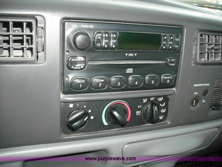 image for item 3637 2004 Ford F250 XLT Super Duty pickup truck