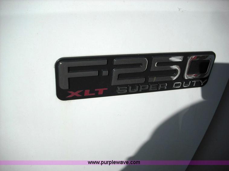 image for item 3637 2004 Ford F250 XLT Super Duty pickup truck
