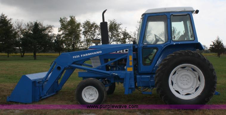 image for item 4679 1983 Ford 7710 tractor with loader