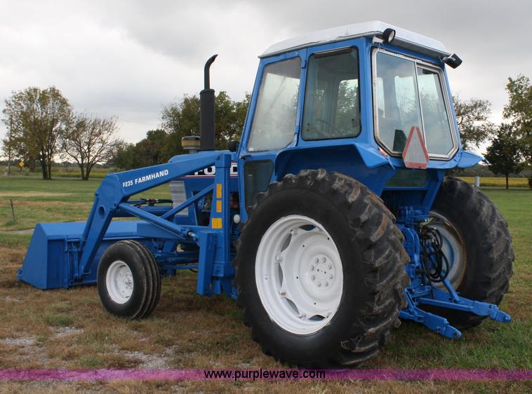 image for item 4679 1983 Ford 7710 tractor with loader