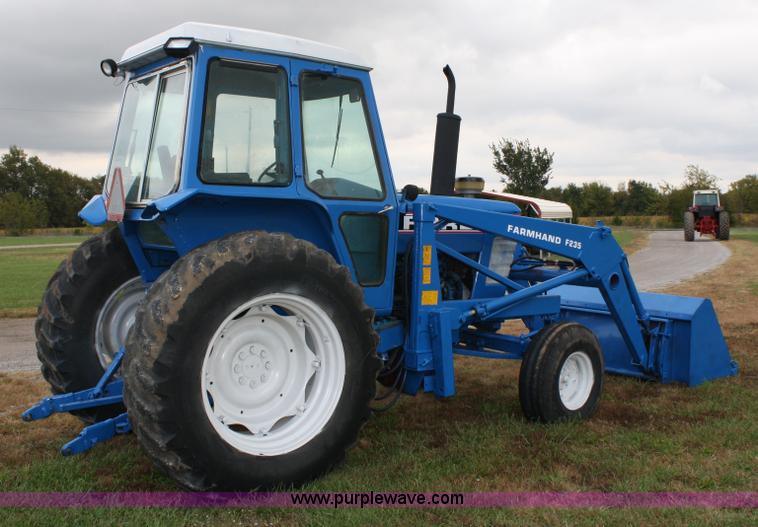 image for item 4679 1983 Ford 7710 tractor with loader
