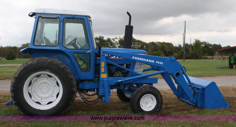 image for item 4679 1983 Ford 7710 tractor with loader