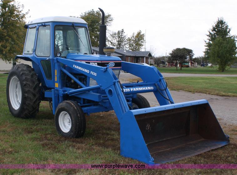 image for item 4679 1983 Ford 7710 tractor with loader